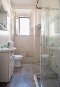 Koupelna v ubytování Central & quiet location inside Old town Kotor