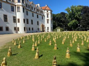 a field of figurines in front of a building at Historisches Loft von 1623 in Celle