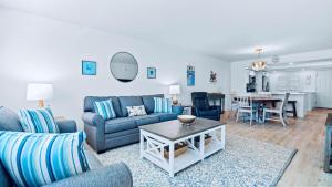 un soggiorno con un divano e un tavolo di Loggerhead Cay 451 a Sanibel