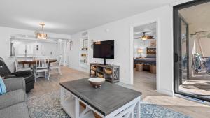 un soggiorno con un divano e una TV di Loggerhead Cay 451 a Sanibel