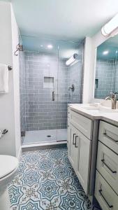 un bagno con doccia, lavandino e WC di Loggerhead Cay 451 a Sanibel
