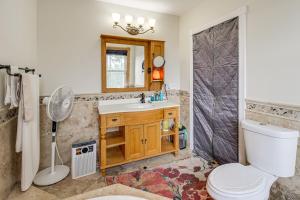 Ένα μπάνιο στο Walk to UT Southern and Dtwn Pulaski Historic Home +23 φωτογραφίες
