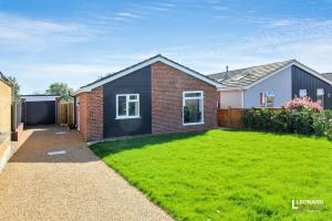 a house with a lawn in the yard at Bright & Stylish Bungalow Retreat in Attleborough in Attleborough