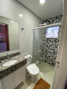 un bagno con wc, lavandino e doccia di Mangata Loft - Requinte e Conforto para Lazer ou Trabalho a Itanhaém