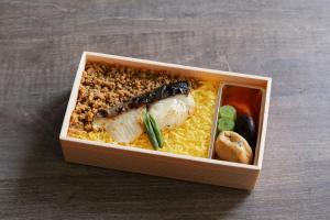 東京にあるフォーポイント フレックス by シェラトン 東京渋谷ウエストの一箱のご飯・お肉・野菜 +1枚の写真
