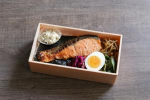 東京にあるフォーポイント フレックス by シェラトン 東京渋谷ウエストの肉と卵が入ったお弁当