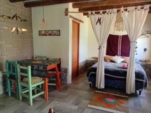 una camera da letto con un letto e una scrivania di La Arenosa 1 a Cafayate