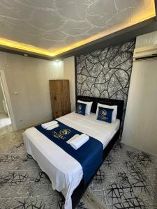 ブルサにあるPoyraz suitの青と白の枕が付いたベッドのある寝室