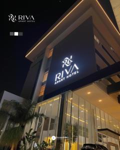 a sign on the side of a building at Riva Apart Hotel in Campo Mourão