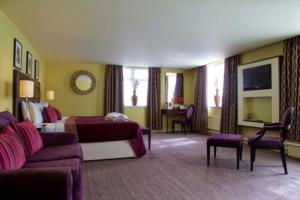 una habitación de hotel con una cama y un sofá en Manchester Airport Hotel by Dancenter, en Mánchester