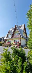 a house with solar panels on top of it at DW Jastrun in Białka Tatrzanska
