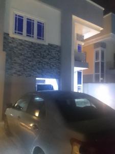 un coche aparcado en un estacionamiento frente a una casa en Frills Apartments, en Aja