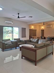 ein Wohnzimmer mit zwei Sofas und einer Couch in der Unterkunft Kalhaar Blues And Greens Luxe in Sānand