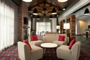 a lobby with chairs and a table and a living room at Fairfield by Marriott Inn & Suites Chattanooga in Tyner +20 photos