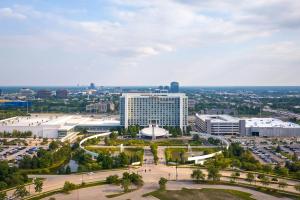 シャンバーグにあるRenaissance Schaumburg Convention Center Hotelの駐車場のある都市の航空写真