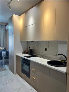 Η κουζίνα ή μικρή κουζίνα στο ЖК Green Plaza Tower