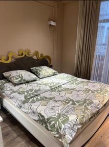 Ένα ή περισσότερα κρεβάτια σε δωμάτιο στο ЖК Green Plaza Tower