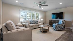 Sanibel IslandにあるUrlaub Hausのリビングルーム(家具、薄型テレビ付)