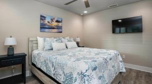Sanibel IslandにあるUrlaub Hausのベッドと壁にテレビが掛かった寝室 +37枚の写真