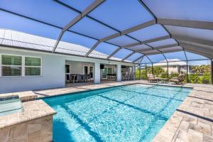 Sanibel IslandにあるUrlaub Hausの家の上にパーゴラ付きのスイミングプール
