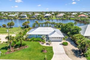 Sanibel IslandにあるUrlaub Hausの湖のある家の空中写真