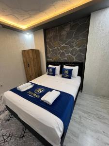 Ένα ή περισσότερα κρεβάτια σε δωμάτιο στο Suit 2