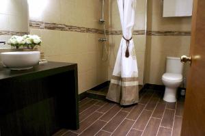 Koupelna v ubytování Quiral Hotel Boutique + 37 fotografií