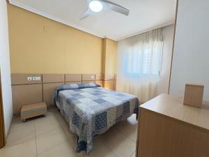 Postel nebo postele na pokoji v ubytování ACV - Aguamarina-2ª Línea Planta 5 Norte + 25 fotografií