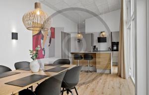 Un comedor con mesa y sillas en Stunning Home In Spøttrup With Sauna, en Lem