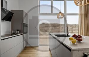 Una cocina con gabinetes blancos y un fregadero y una ventana. en Stunning Home In Spøttrup With Sauna, en Lem