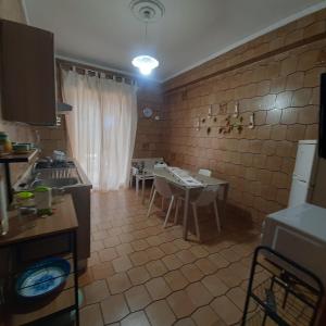 Η κουζίνα ή μικρή κουζίνα στο rossy guest house 3 +13 φωτογραφίες