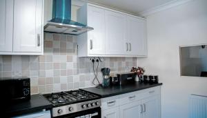 Dapur atau dapur kecil di Tranquil 3B House- Sleeps 6 Garden & Free Parking +15 gambar