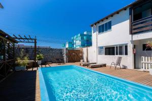 a swimming pool in the backyard of a house at Apto 1 Quarto a 650 m da Praia FAH0205 in Florianópolis