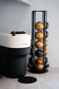 ウルバーストンにあるLonsdale House Boutique Apartmentsのペストリーの棚があるパン屋