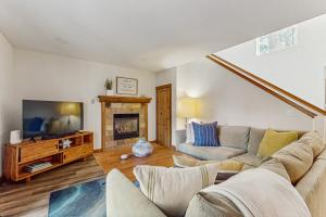 un soggiorno con un divano e una TV di Snowline Sanctuary a Tahoe Valley