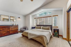 una camera da letto con un letto, un comò e una finestra di Snowline Sanctuary a Tahoe Valley