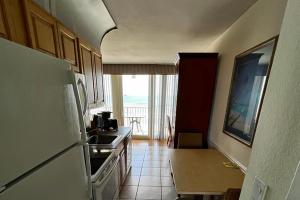 O bucătărie sau chicinetă la Harbour Beach Resort #507