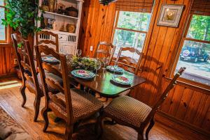 Gallery image of Stunning chalet steps away from amenities in Pine Mountain