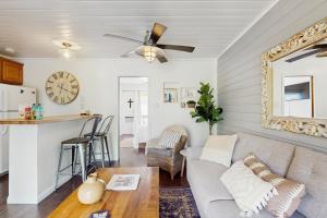 una sala de estar con un sofá y una mesa en Kona Shores 229, en Kailua-Kona