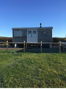 Το κτήριο όπου στεγάζεται  το κάμπινγκ