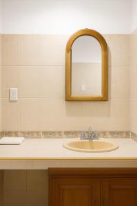 un comptoir de salle de bain avec un lavabo et un miroir dans l'établissement Hotel Vista Caribe Villas, à Playa del Carmen