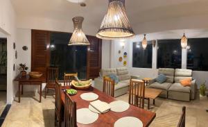 een woonkamer met een tafel en een bank bij Casa do Capitao in Guajiru +40 foto's