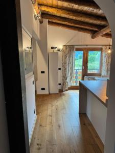 a kitchen with wooden floors and a counter top at Mansarda la soffitta in Domegge di Cadore