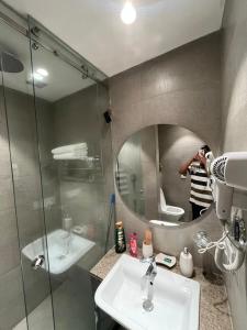 Koupelna v ubytování Premium AIPL joy street stays in Gurugram + 37 fotografií