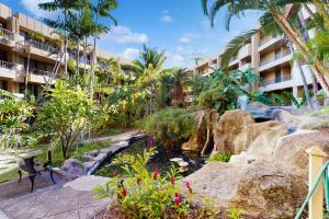 un resort con cascada y un resort en Paki Maui 112, en Honokowai