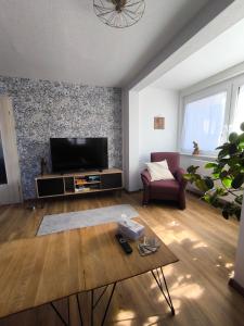 a living room with a tv and a couch at Ferienwohnung Schelklewiese in Baiersbronn
