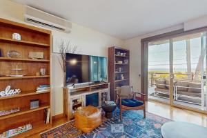 sala de estar con TV y chimenea en Birch Bay Getaway, en Birch Bay