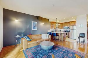 Una sala de estar con un sofá y una cocina. en Birch Bay Getaway, en Birch Bay