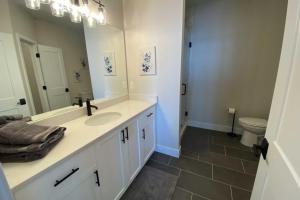 Un baño con lavabo, espejo e inodoro. en Lakeview Luxe Penthouse, en Four Seasons