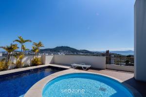 een zwembad op het dak van een huis bij Studio c/ churrasq. a 750m da UFSC - PST1409 in Florianópolis